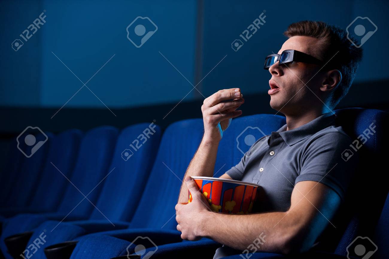立体映画を見る ポップコーンを食べたり 映画館に座って映画を見て三次元のメガネで若い男を興奮 の写真素材 画像素材 Image 立体映画を見る ポップコーンを食べたり 映画館に座って映画を見て三次元のメガネで若い男を興奮 の写真素材 画像素材 Image