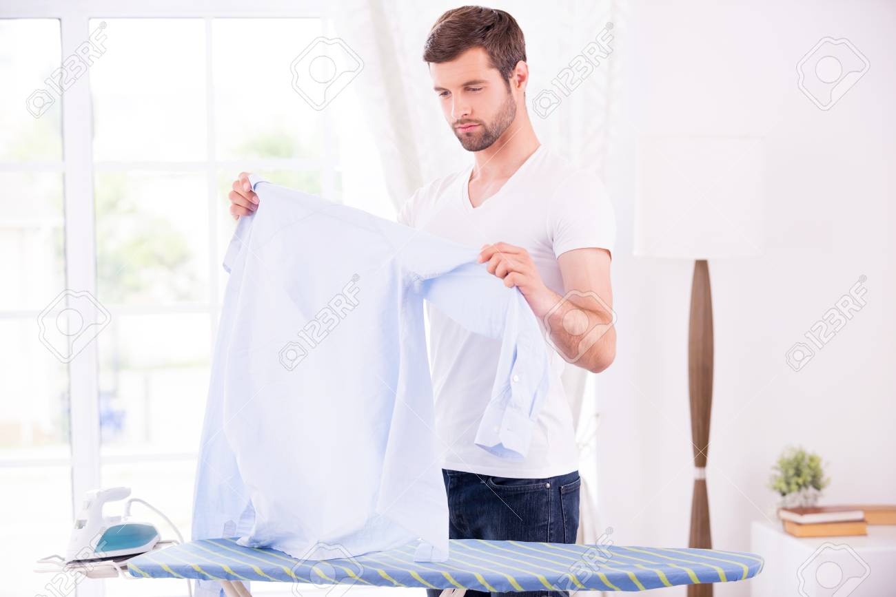 Preparación Para El Planchado. Hombre Joven Confidente Que Encanto Atractivo. Retrato De Hombre Joven Confía En Camisa