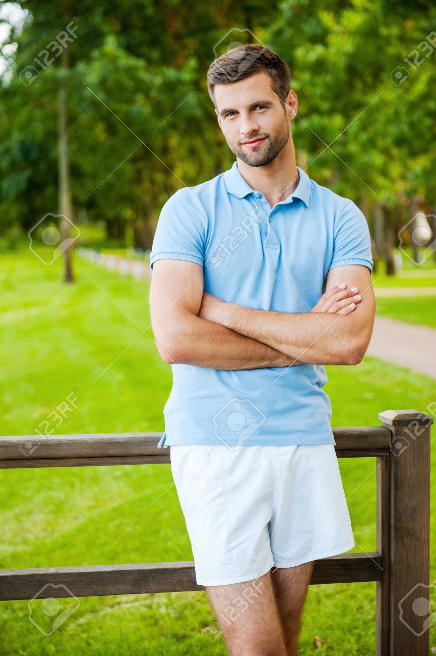 Encanto Atractivo. Hombre Joven Hermoso Que Mantener Los Encanto Atractivo. Retrato De Hombre Joven Confía En Camisa