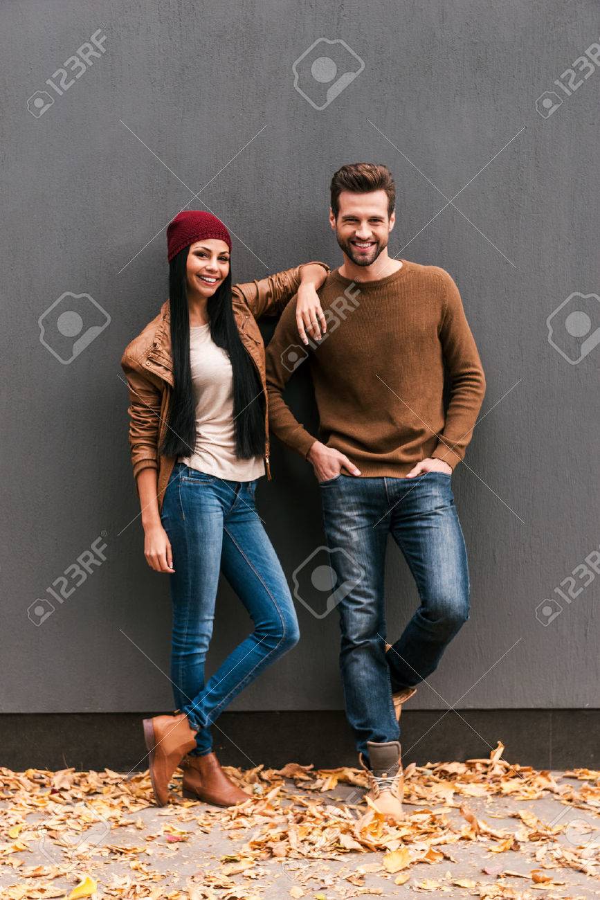 Jung Und Frei Schone Junge Paare Die Bindung An Einander Und Lachelnd Wahrend Er Jung Und Frei Schone Junge Paare Die Bindung An Einander Und Lachelnd Wahrend Er