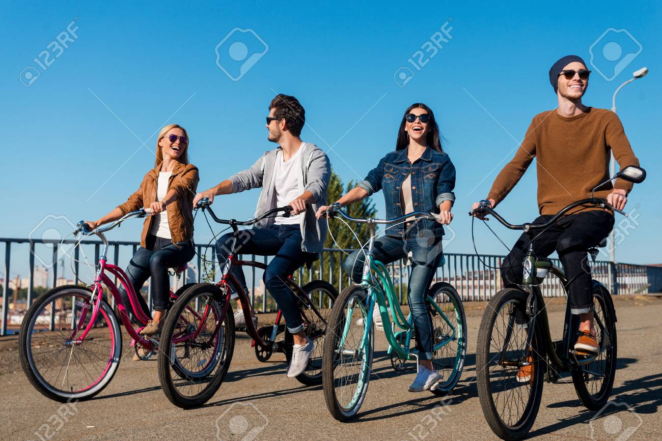 乗車のための良い一日 4 人の若い彼らの自転車に乗ると 笑みを浮かべての全長 の写真素材 画像素材 Image