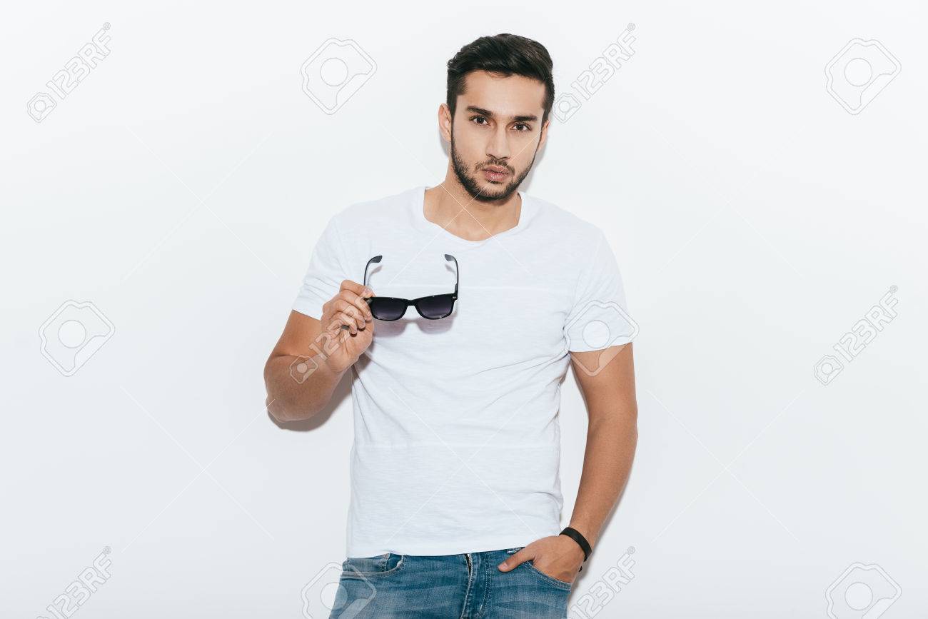 Encanto Atractivo. Apuesto Joven Hombre Indio Que Lleva Encanto Atractivo. Retrato De Hombre Joven Confía En Camisa
