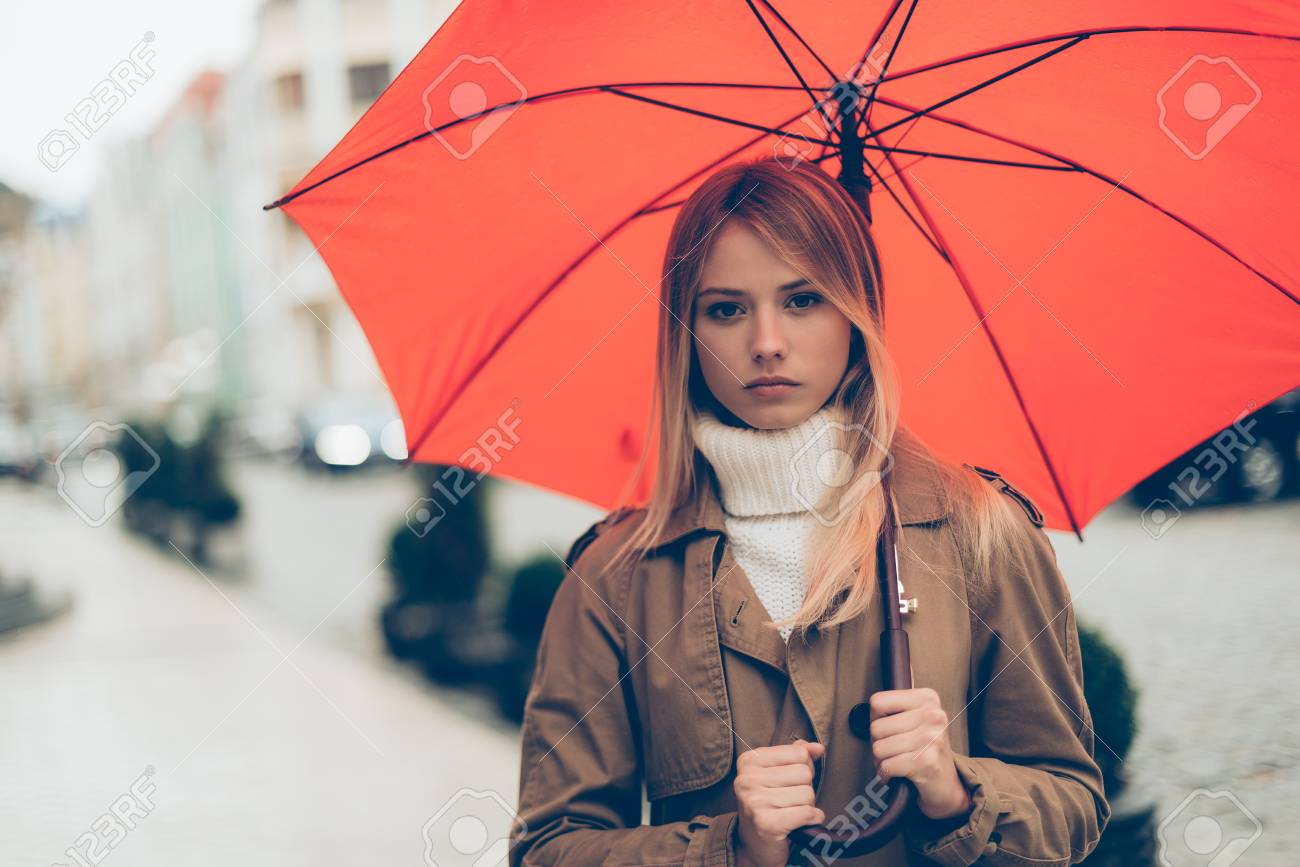 Frau Mit Regenschirm Attraktive Junge Frau Regenschirm Tragen Und In Die Kamera Schaut Wahrend Auf Der Strasse Stehen Lizenzfreie Fotos Bilder Und Stock Fotografie Image