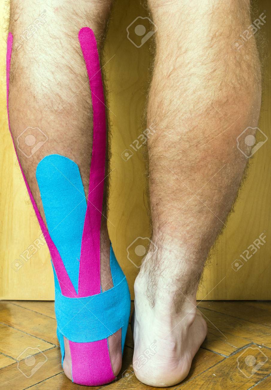 ふくらはぎとアキレス腱を見て男の足 傷を持つ足はキネシオ テープ キネシオ テーピング で使用されているテープで覆われています の写真素材 画像素材 Image