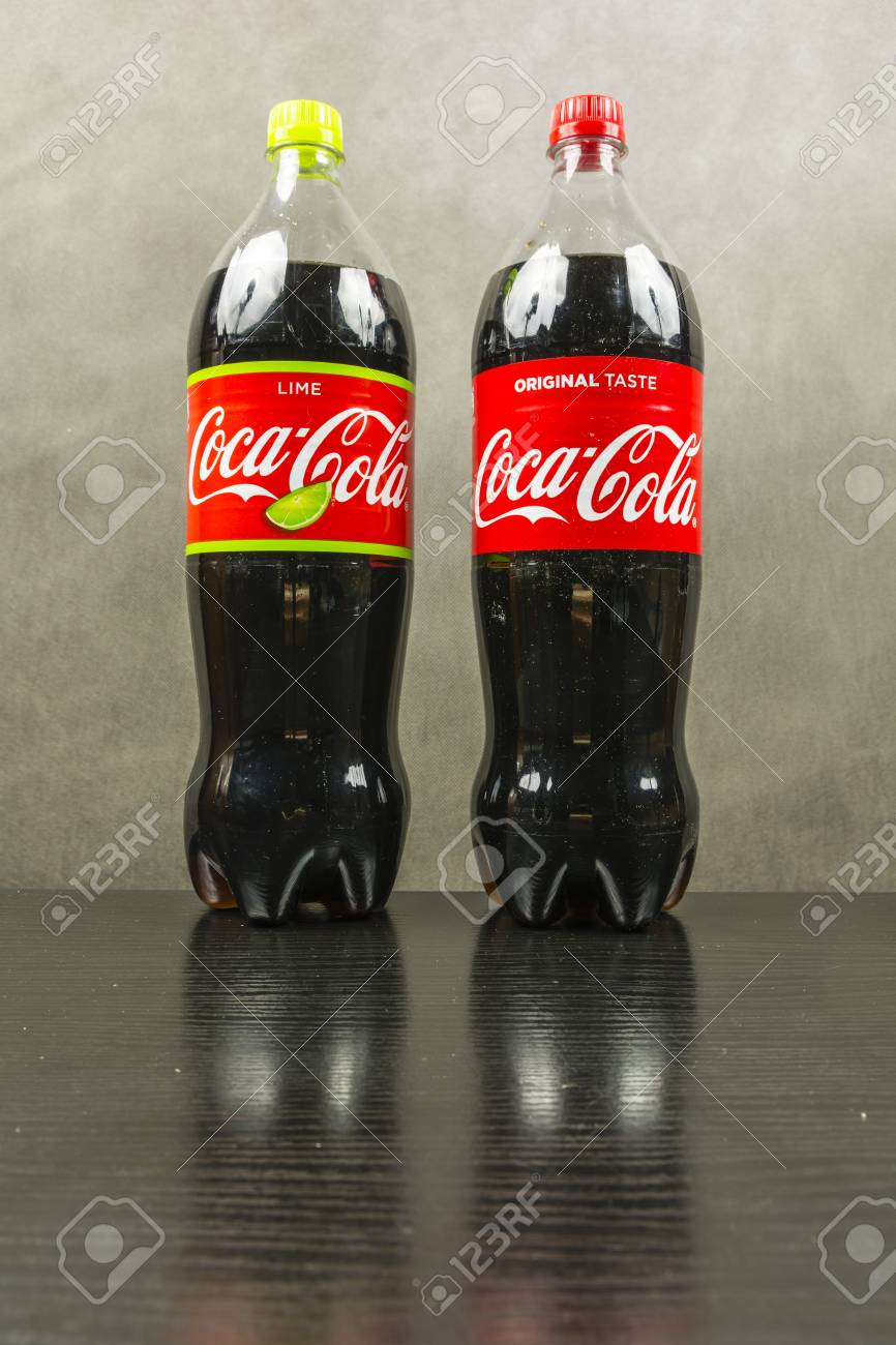 ニードミケ ポーランド 3月06 18 コカコーラ オリジナルの味とライム とボトル の写真素材 画像素材 Image