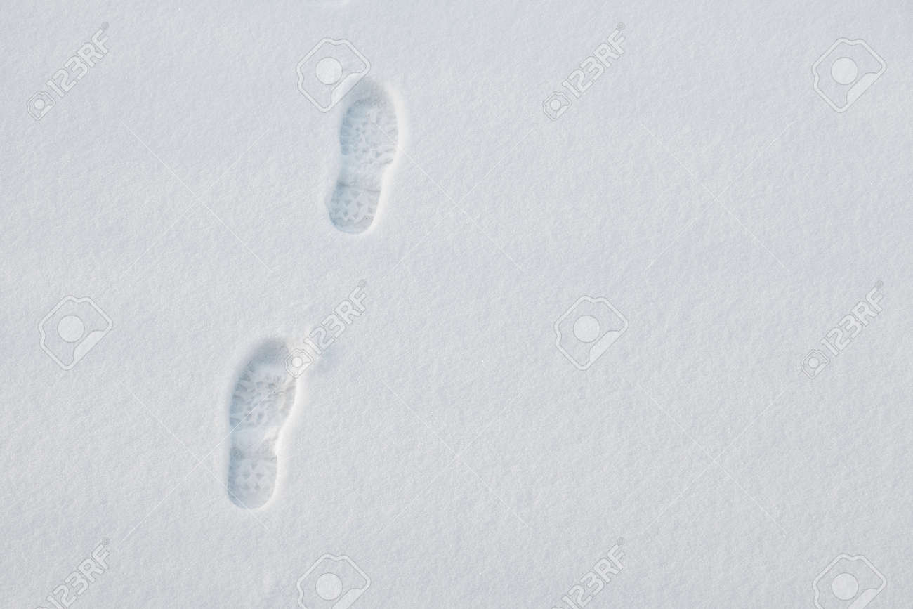 Empreintes De Pas Dans La Neige Fraiche Banque D Images Et Photos Libres De Droits Image