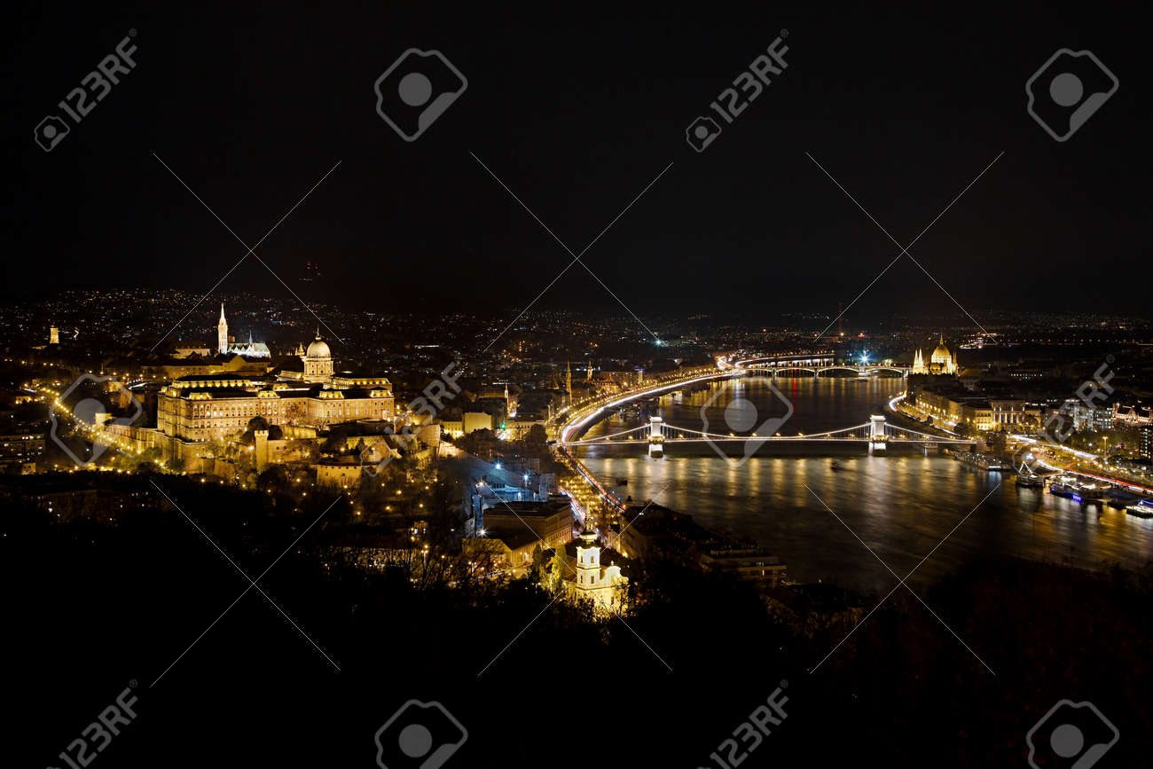 Buadapest ゲッレールトの丘からの夜景 の写真素材 画像素材 Image