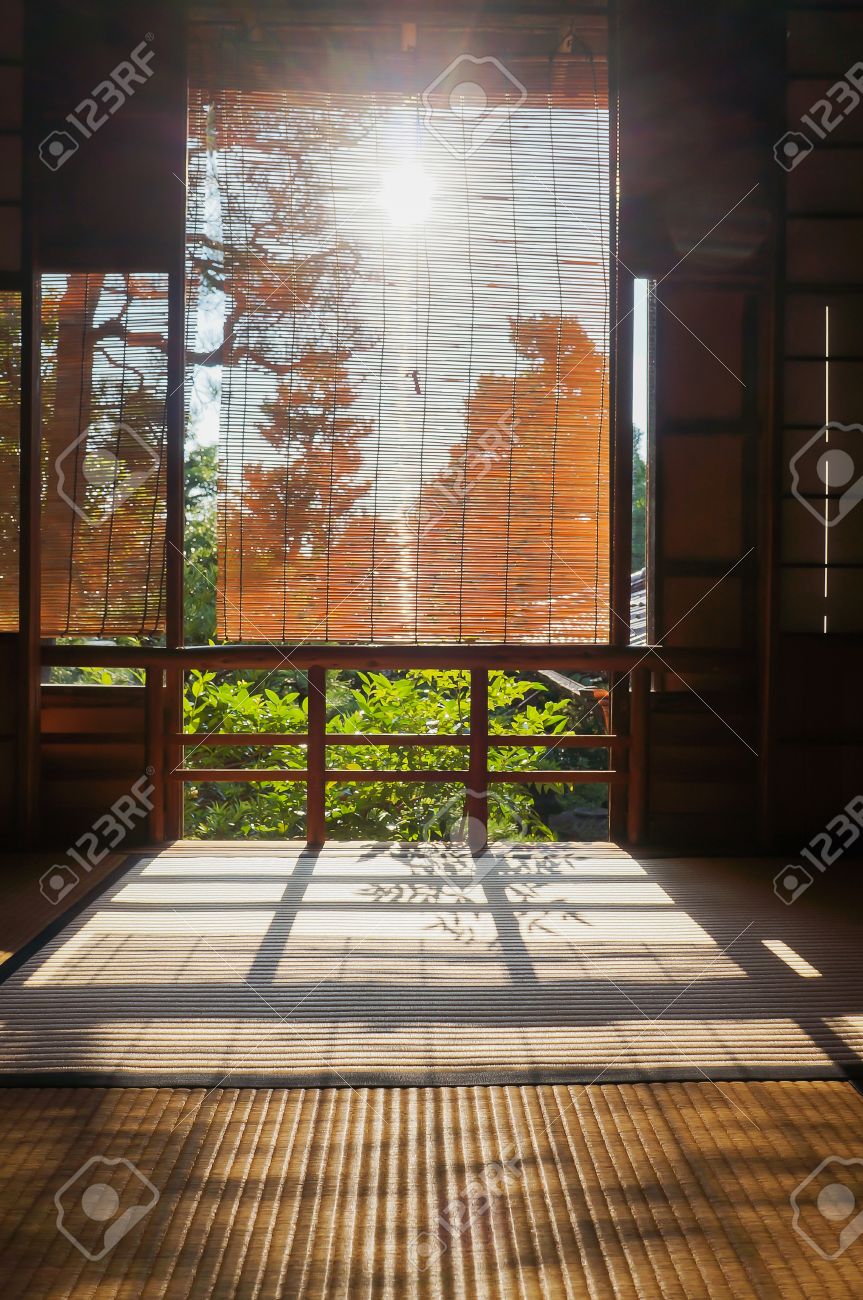 直射日光の古い日本家屋の窓のフレームの写真のシルエット の写真素材 画像素材 Image