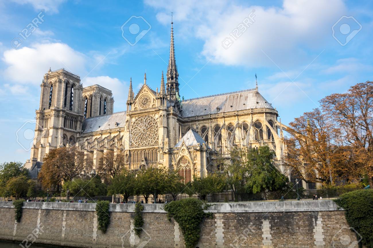 Immagini Stock Notre Dame De Paris In Francese Nostra Signora Di Parigi E Una Cattedrale Cattolica Medievale Sull Isola Cite A Parigi Francia Image