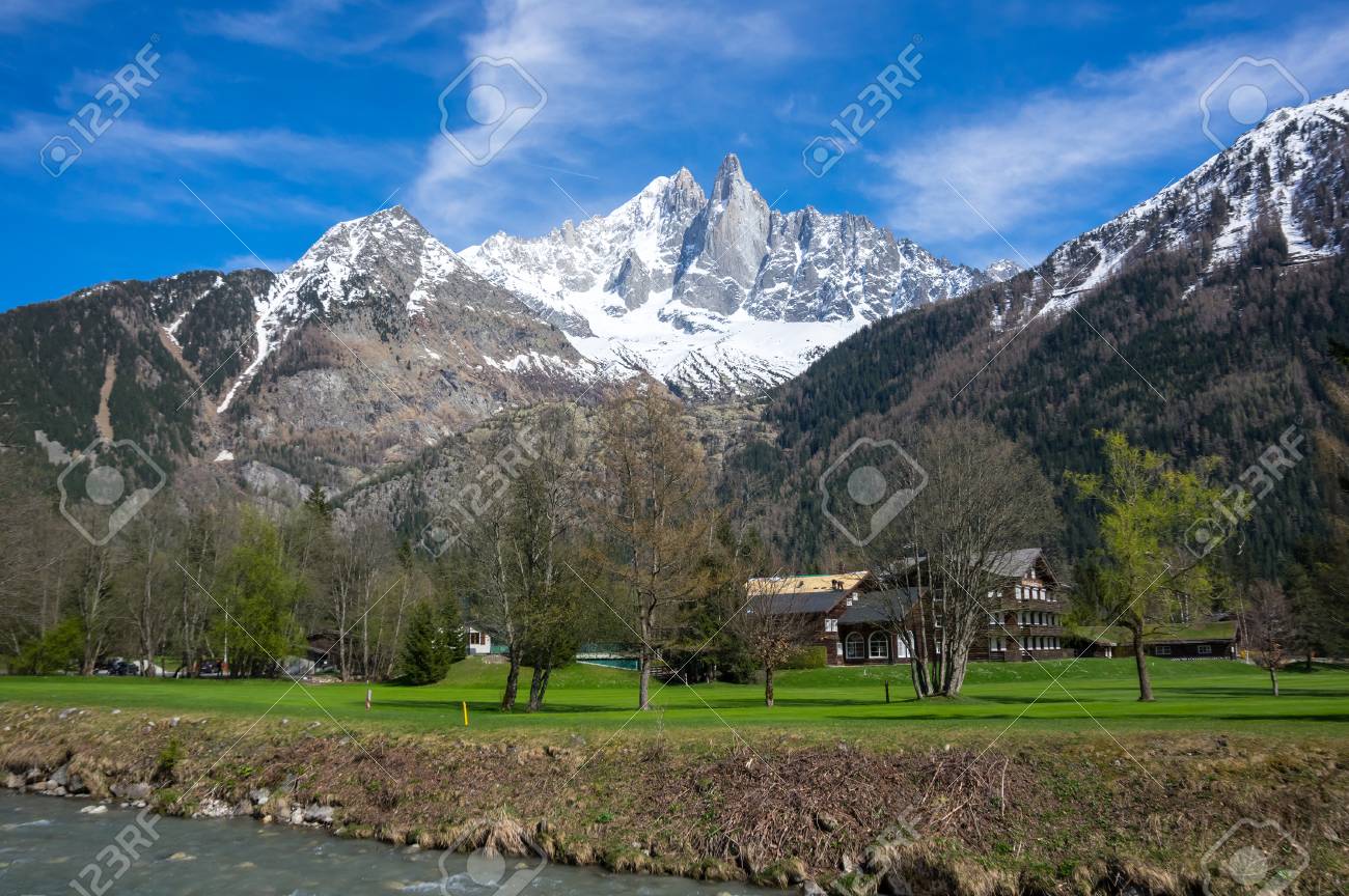 Vue Panoramique De Chamonix Et Des Alpes Le Plus Haut Et Le Plus Vaste Système De Chaînes De Montagnes Qui Se Trouve Entièrement En Europe