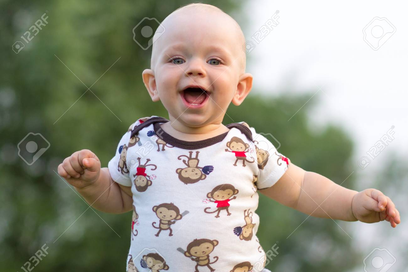 かわいい赤ちゃん男の子を再生し 公園で笑っています 夏は緑とパン粉のための興味深いものがたくさんです 1 年間を子供します の写真素材 画像素材 Image
