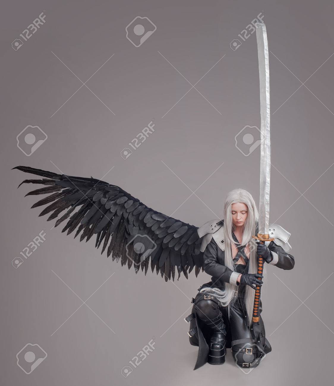 ファンタジー女戦士 剣と灰色の背景に分離された翼の女戦士 の写真素材 画像素材 Image