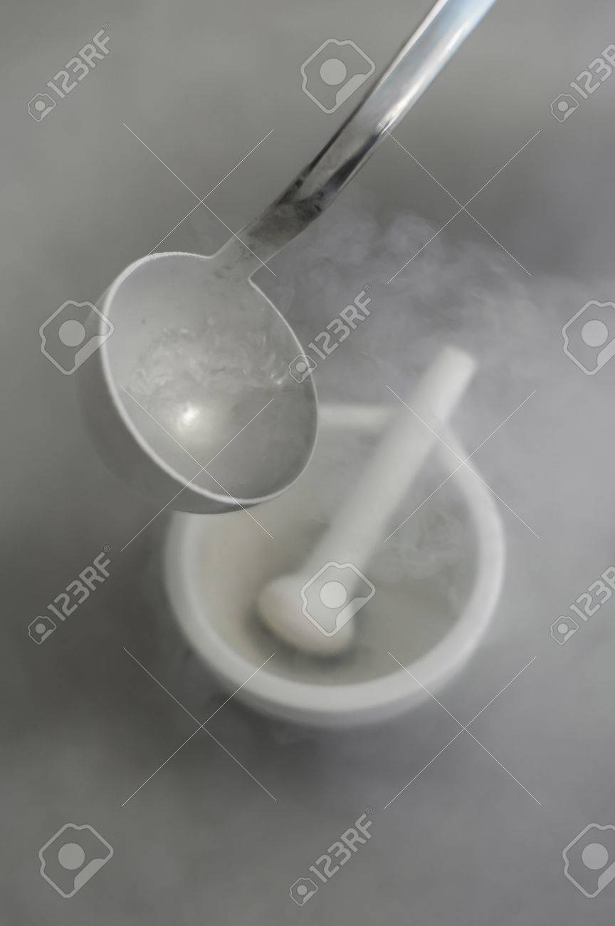杵とお玉スプーンで研究室モルタル 液体窒素実験 の写真素材 画像素材 Image