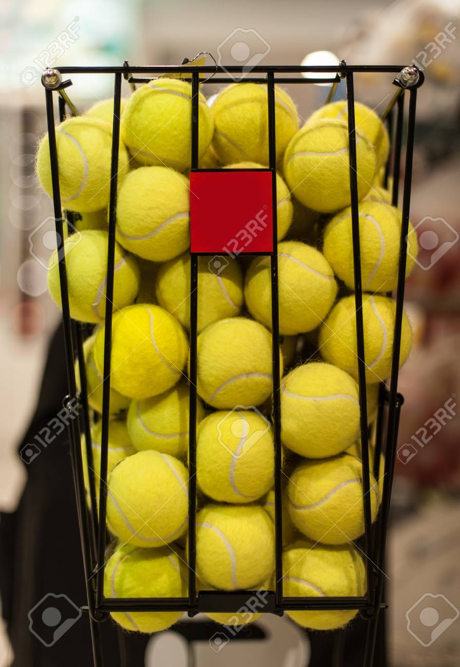黄色いテニスボールかごの中の数が多い クローズ アップ の写真素材 画像素材 Image