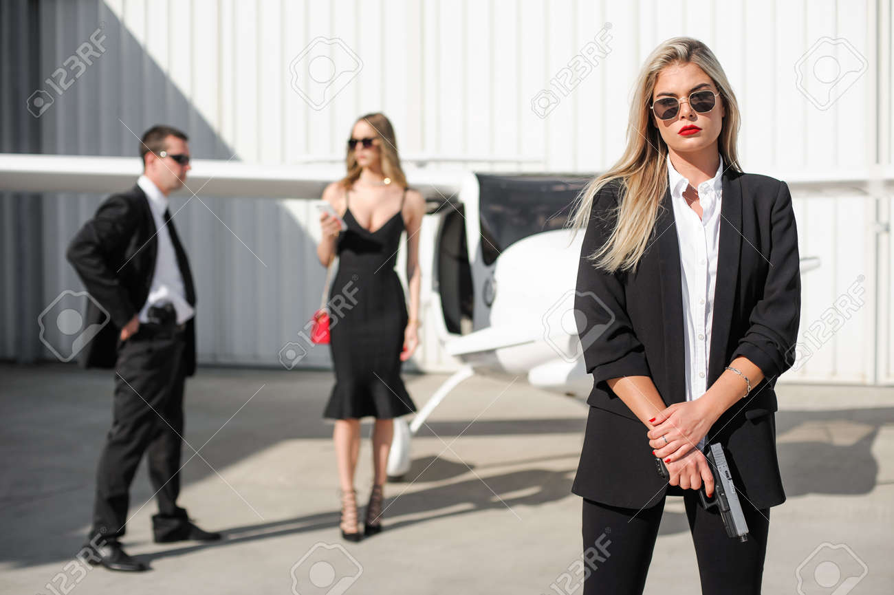 有名人のボディーガードとVIPの人のセキュリティは保護サービスを閉じます。民間の黒いスーツのサングラスをかけたプロの警察官特殊部隊の写真素材・画像素材  Image 177115252