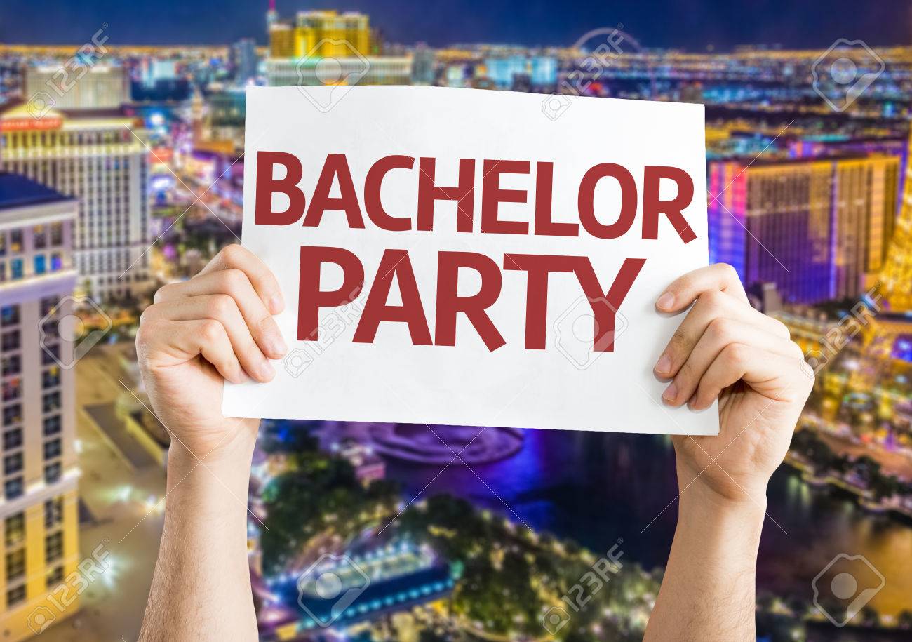 Mani In Possesso Di Carta Di Bachelor Party Con Sfondo Di Città