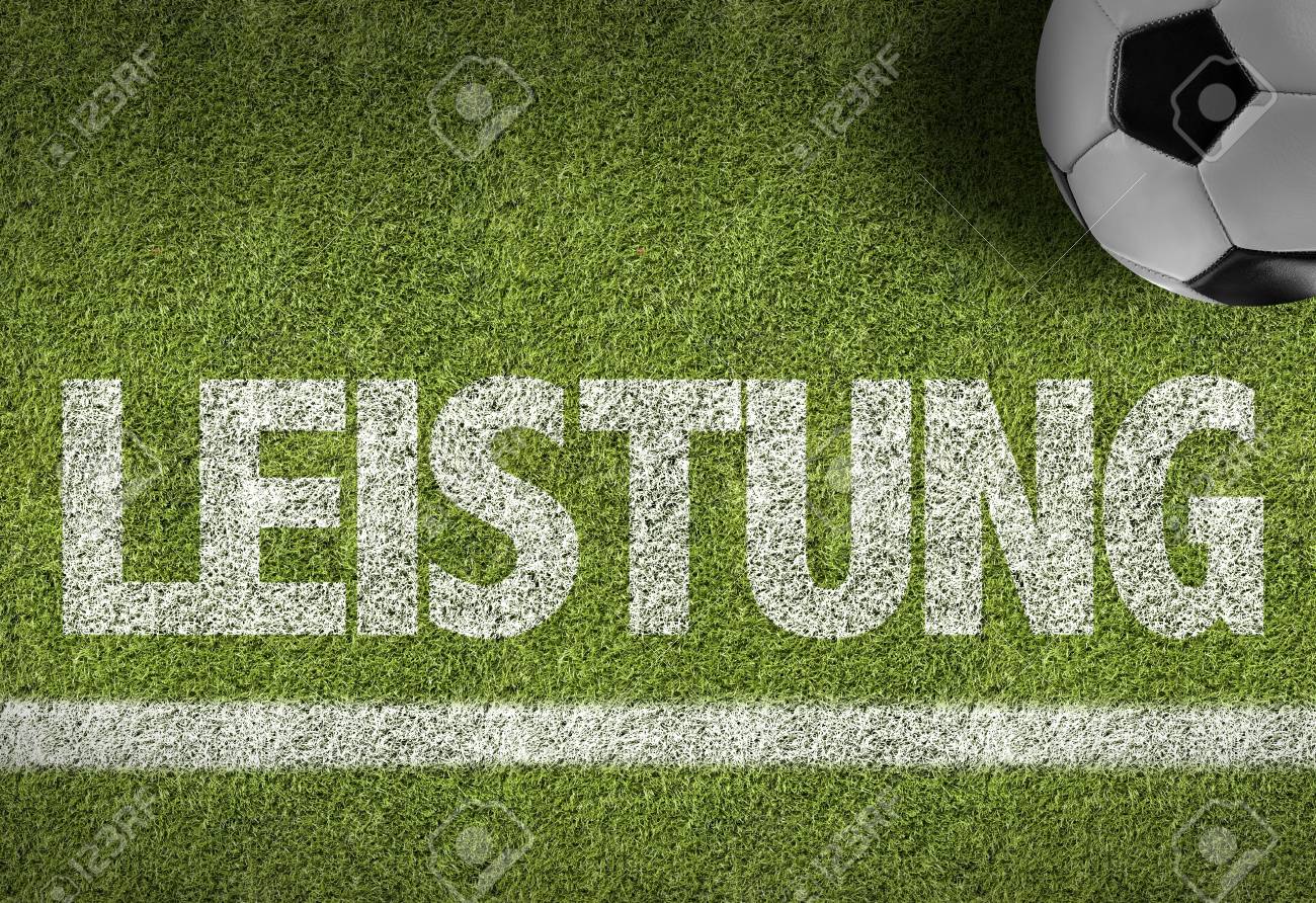 サッカーのフィールド上のテキスト Leistung ドイツ語で達成 の写真素材 画像素材 Image