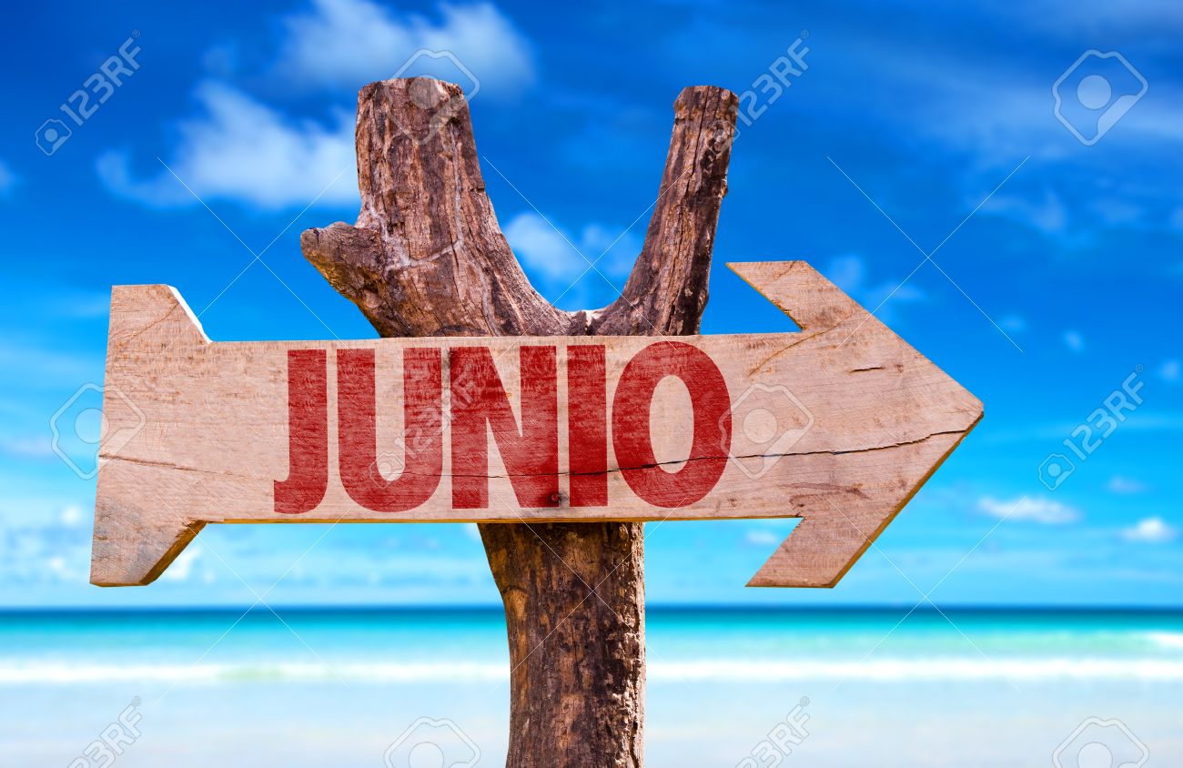 ビーチの背景にある矢印と junio スペイン語で 6 月 記号