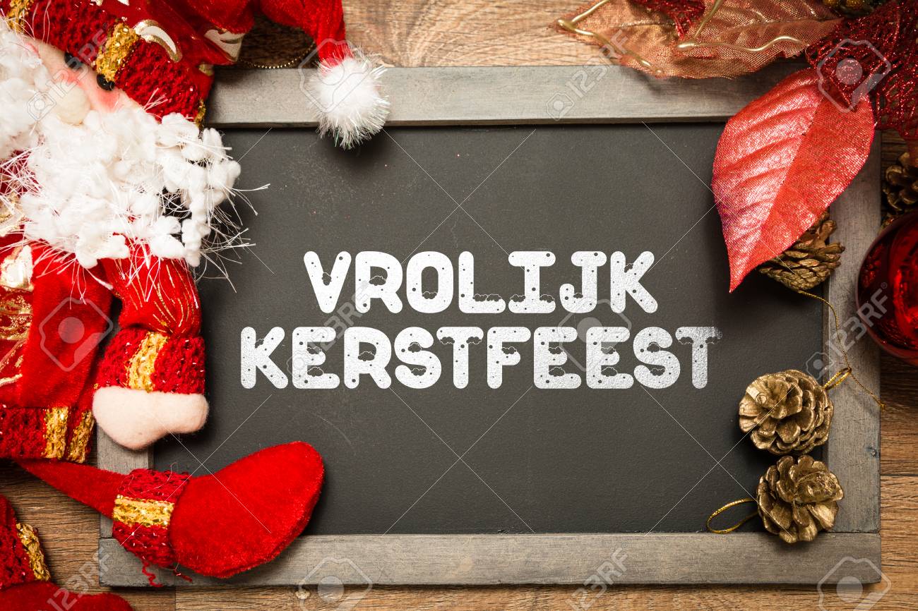 Vrolijk Kerstfeest Joyeux Noel En Neerlandais Ecrit Sur Le Tableau Noir Banque D Images Et Photos Libres De Droits Image
