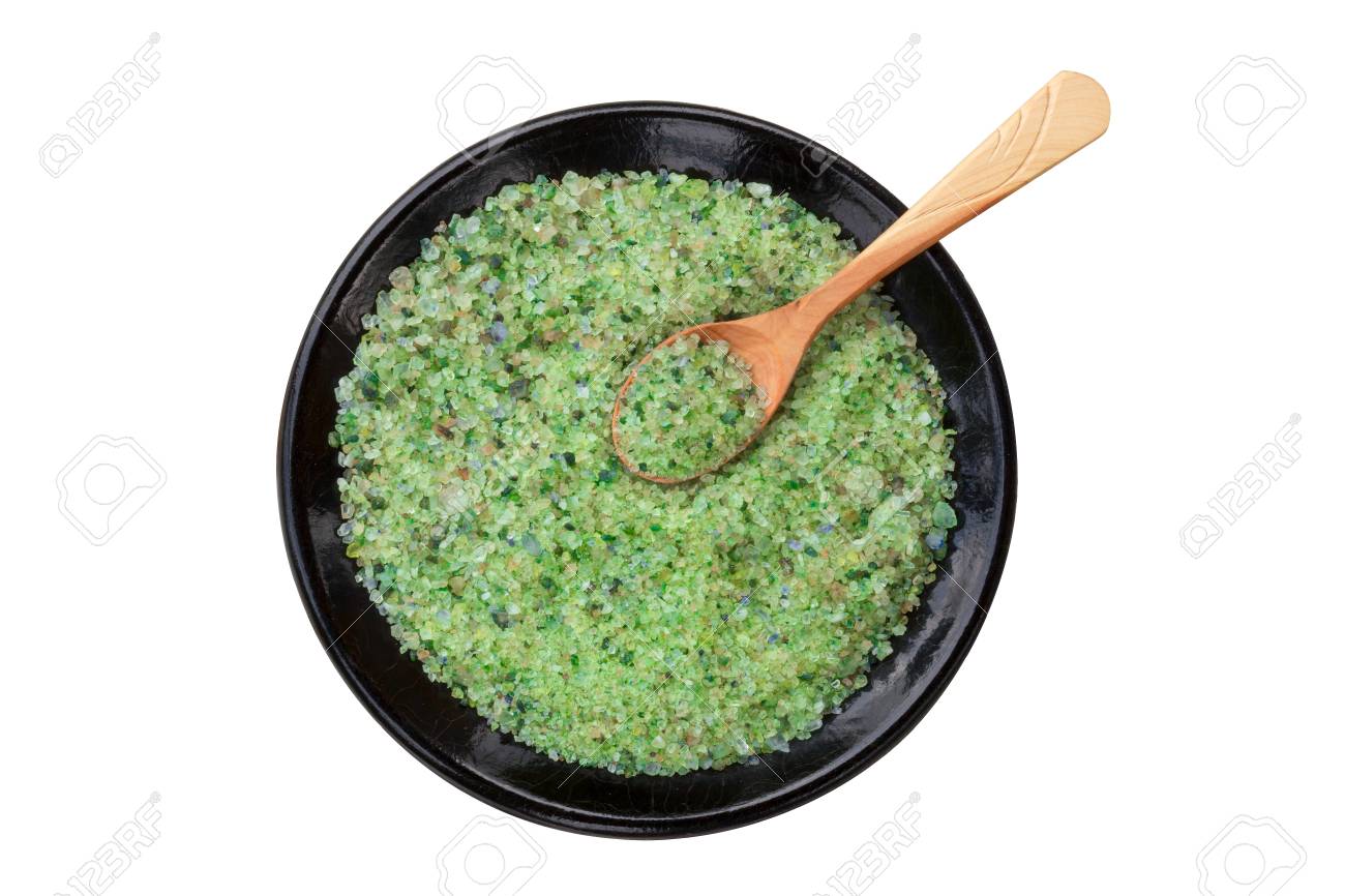 Il Sale Marino Verde Per Il Bagno Con L\'estratto Del Pino In Piatto ... Il Sale Marino Verde Per Il Bagno Con L\'estratto Del Pino In Piatto ...
