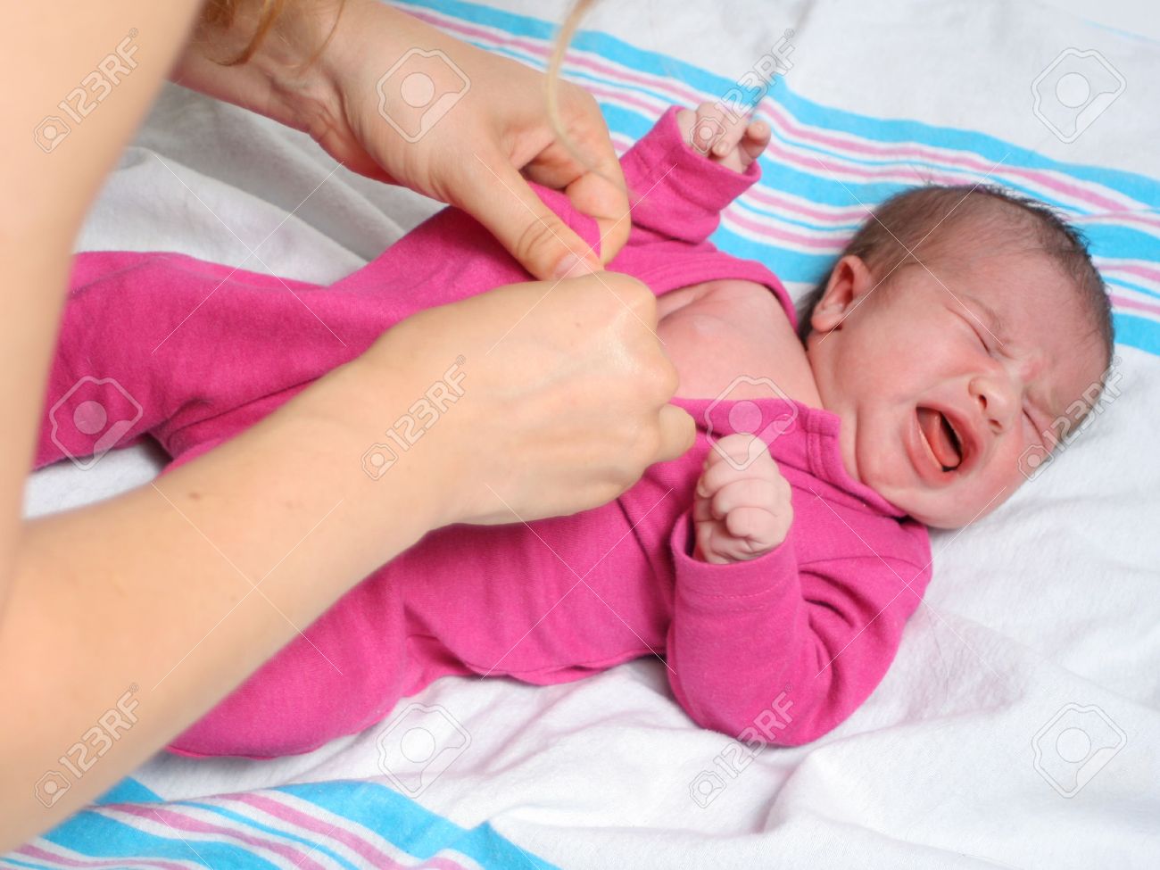 Robes Mere D Un Bebe Nouveau Ne Fille Dans Une Voiture Lit Banque D Images Et Photos Libres De Droits Image