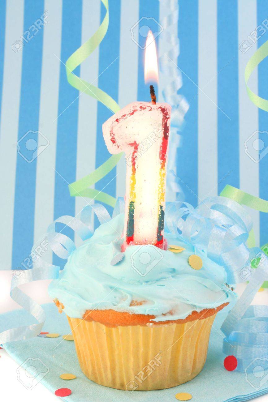 赤ちゃんの男の子の最初誕生日カップケーキ ブルー フロスティングと装飾的な背景 の写真素材 画像素材 Image 赤ちゃんの男の子の最初誕生日カップケーキ ブルー フロスティングと装飾的な背景 の写真素材 画像素材 Image