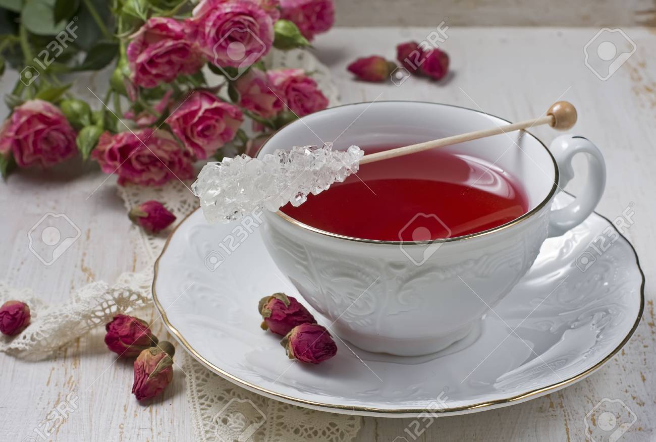 乾燥したバラの蕾と明るい背景に新鮮なバラのお茶 の写真素材 画像素材 Image