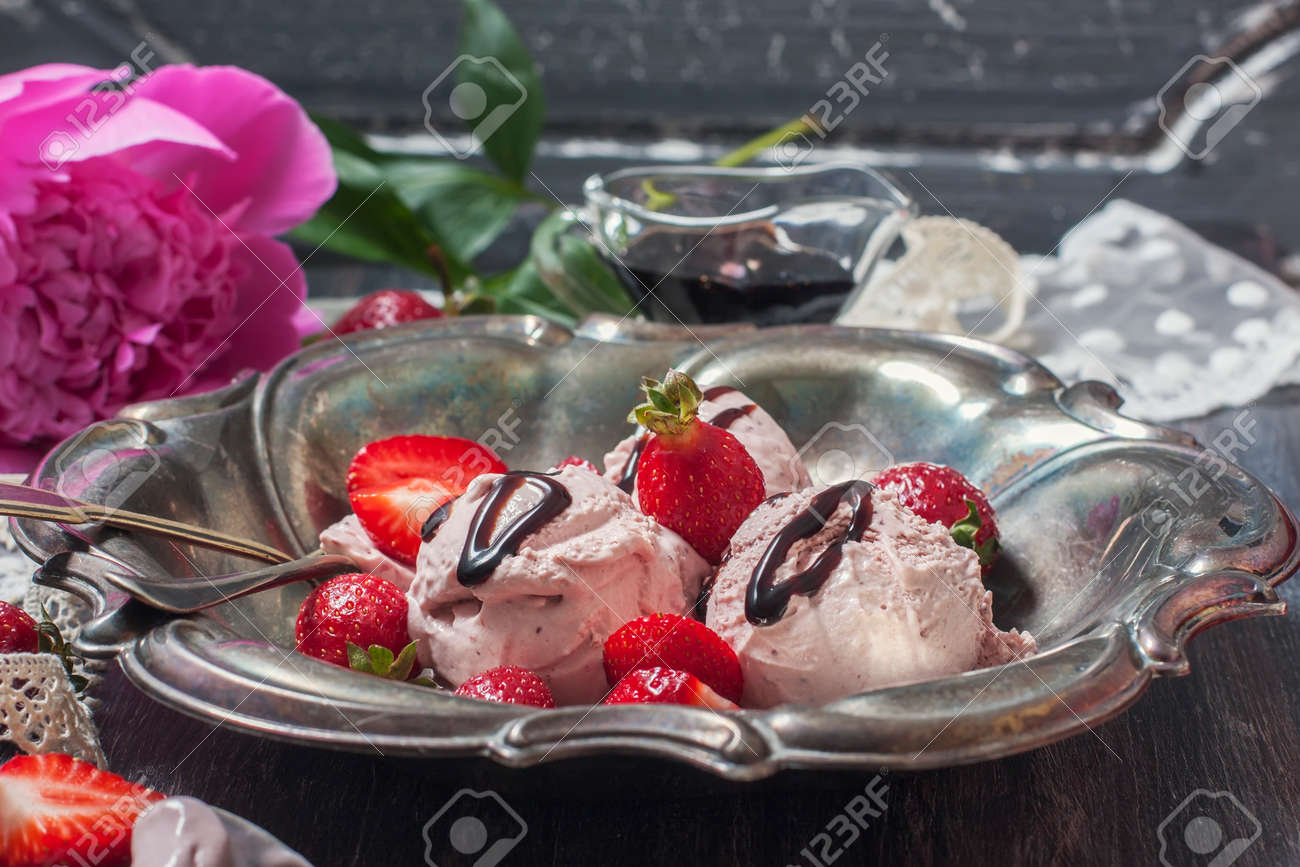 木製の背景にバルサミコ酢とストロベリー アイス クリーム 選択と集中 の写真素材 画像素材 Image