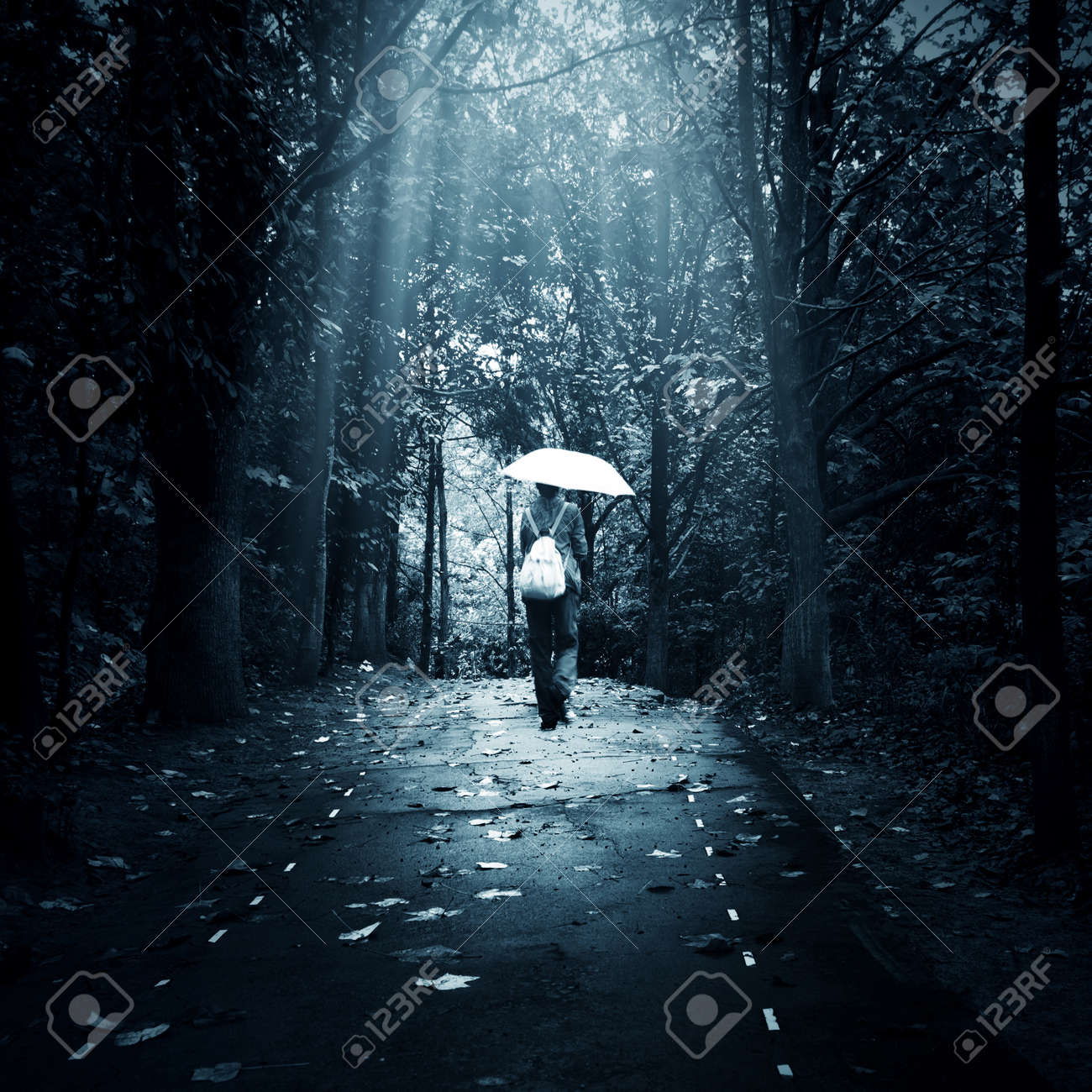 孤独コンセプト 森の中で孤独な悲しい女性 の写真素材 画像素材 Image 孤独コンセプト 森の中で孤独な悲しい女性 の写真素材 画像素材 Image