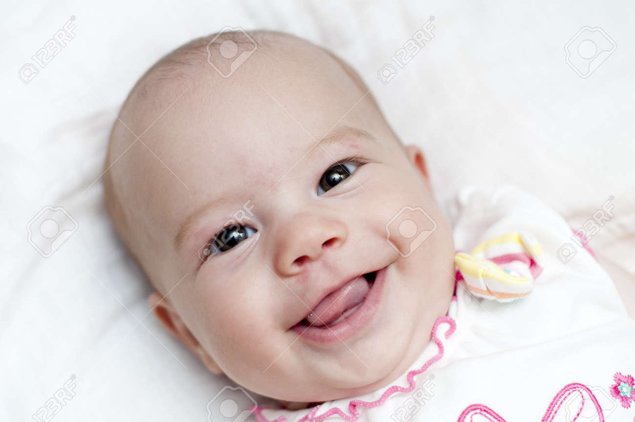 あなたに笑っているかわいい赤ちゃん女の子 の写真素材 画像素材 Image
