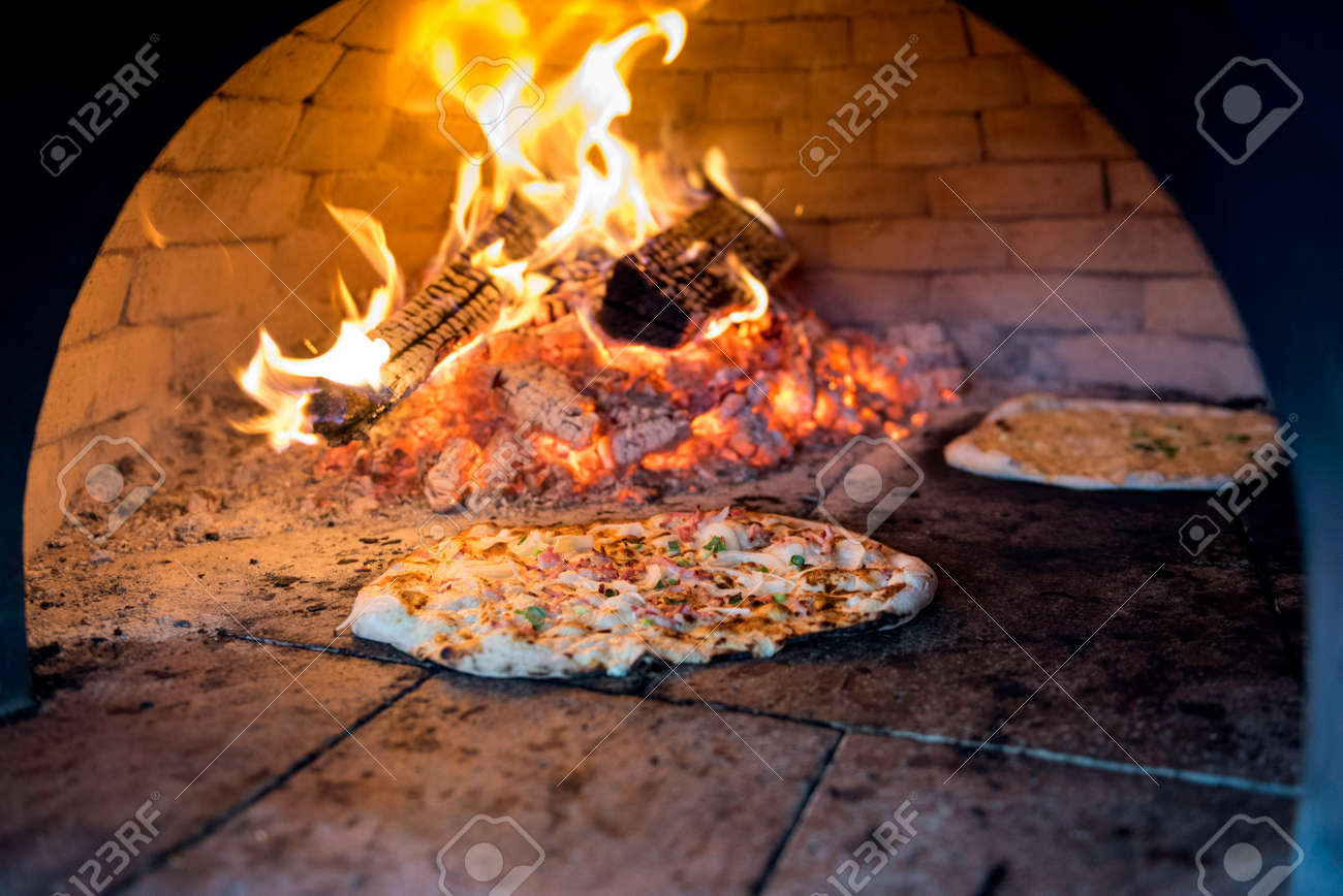 タルトの Flambee 伝統的なフランス料理 伝統的な Adobe の薪オーブンで焼きたて 炎ケーキ 英語 名物 ドイツ語 の写真素材 画像素材 Image