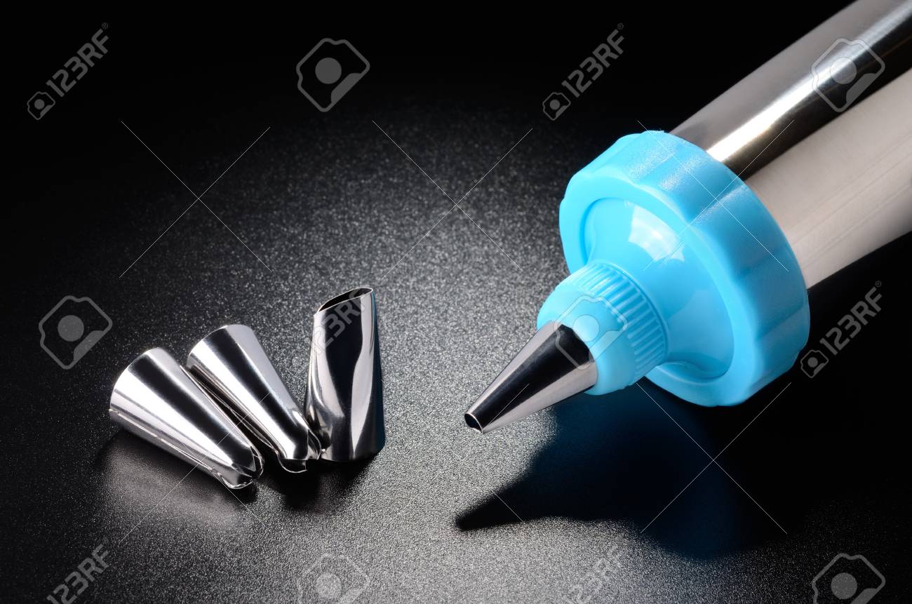 テーブルの黒の粒の表面にペンをアイシング の写真素材 画像素材 Image