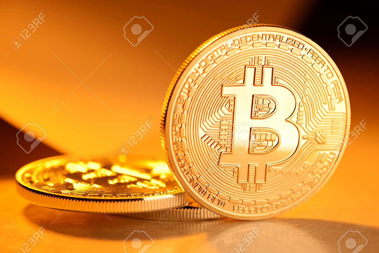노란색 배경에 골든 비트 코인 동전입니다. 전자 화폐, 암호 화폐 로열티 무료 사진, 그림, 이미지 그리고 스톡포토그래피. Image  61986894