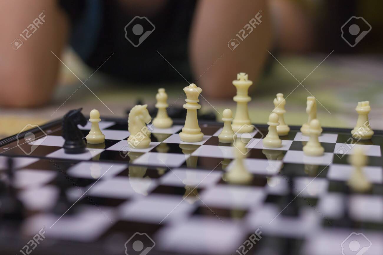 Foto De Stock Dois Meninos Jogando Xadrez No Fundo Branco, Royalty-Free