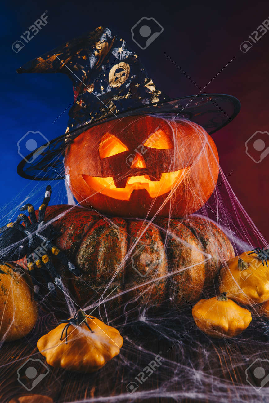 お菓子や暗い照明にクモの巣で 帽子のハロウィンかぼちゃ 青と赤の背景にトリック オア トリートのコンセプト の写真素材 画像素材 Image お菓子や暗い照明にクモの巣で 帽子のハロウィンかぼちゃ 青と赤の背景にトリック オア トリートのコンセプト の写真素材 画像素材 Image