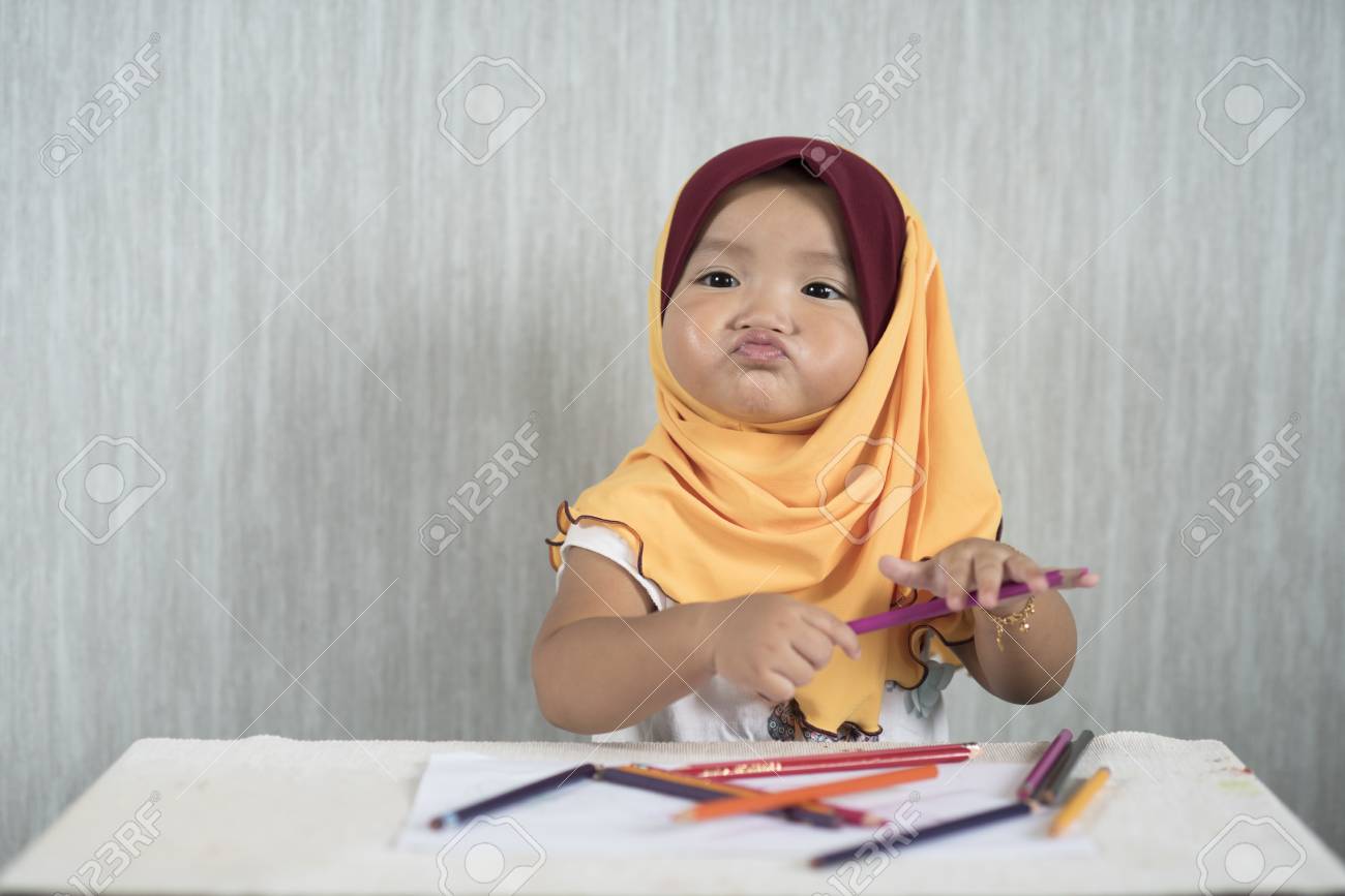 Bambin Asiatique Bebe Fille Portant Le Hijab S Amuse A Apprendre A Utiliser Des Crayons Tout En Faisant La Grimace Concept De L Education Concept De Croissance Humaine Bebe Souriant Enfant En