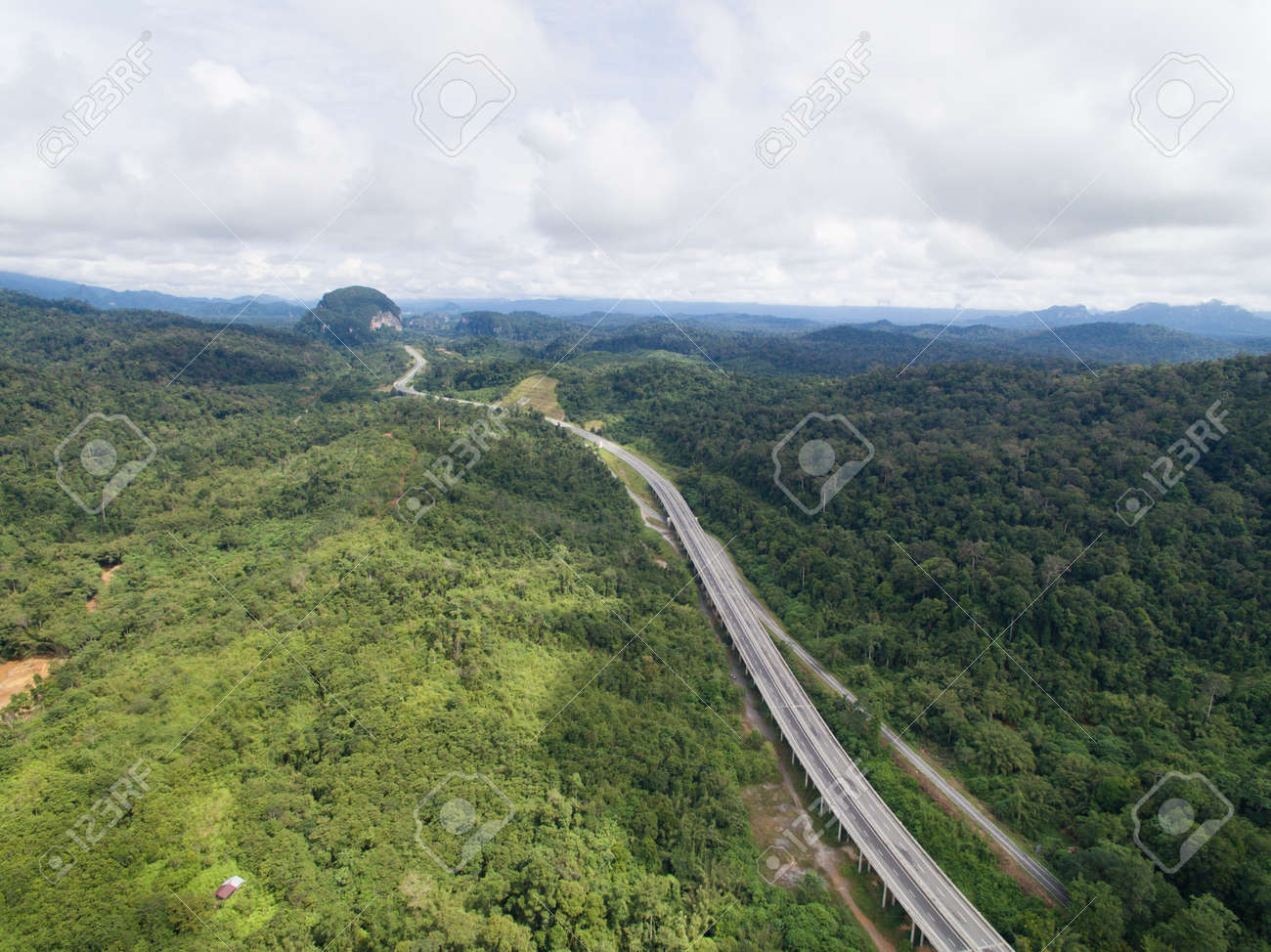 マレーシア パハン クアラリピスに位置するセントラルスパインロード Csr高速道路 の航空写真 マレーシアの半島の中心部で建設中の新しい高速道路です フリーダイヤルの高速道路です の写真素材 画像素材 Image