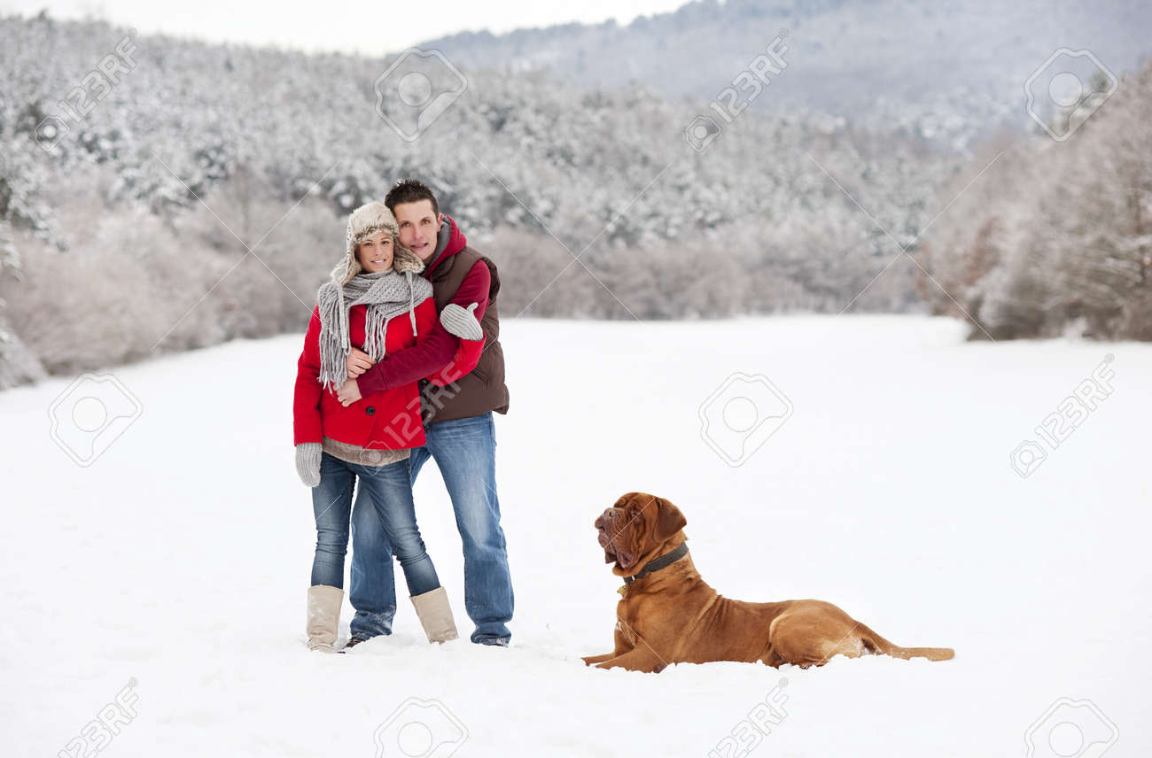 女と男の冬の雪に覆われた田舎の犬と散歩を抱えています の写真素材 画像素材 Image 女と男の冬の雪に覆われた田舎の犬と散歩を抱えています の写真素材 画像素材 Image