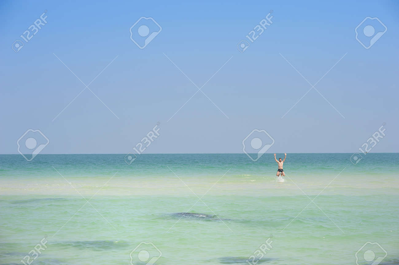 Beau Jeune Homme De Lexercice à La Plage Paradisiaque De Phu Quoc île Au Sud Du Vietnam