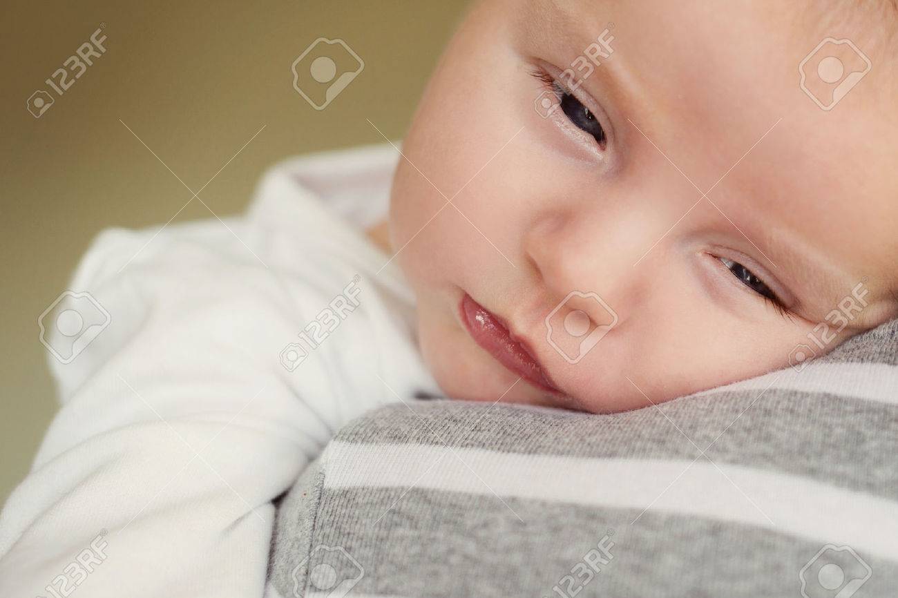Ne Bebe Garcon Est Fatigue Et Somnolent Banque D Images Et Photos Libres De Droits Image Ne Bebe Garcon Est Fatigue Et Somnolent Banque D Images Et Photos Libres De Droits Image