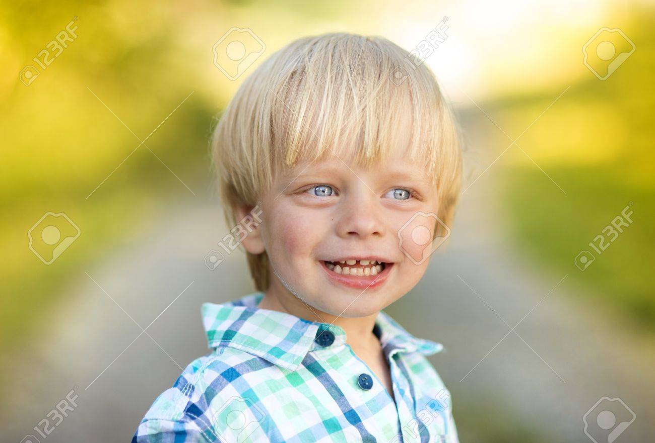 外ポーズ金髪少年の肖像画 の写真素材 画像素材 Image