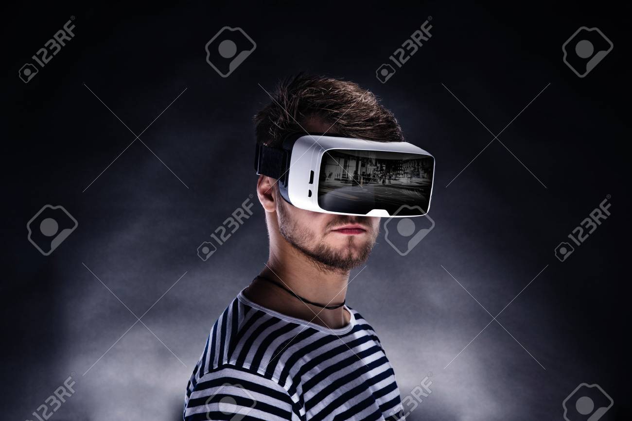 Des Fond Shot Et Lunettes Sur À Noir Blanc Hipster Réalité De VirtuelleStudio Rayures Sweat Homme Shirt Portant K35l1TFuJc