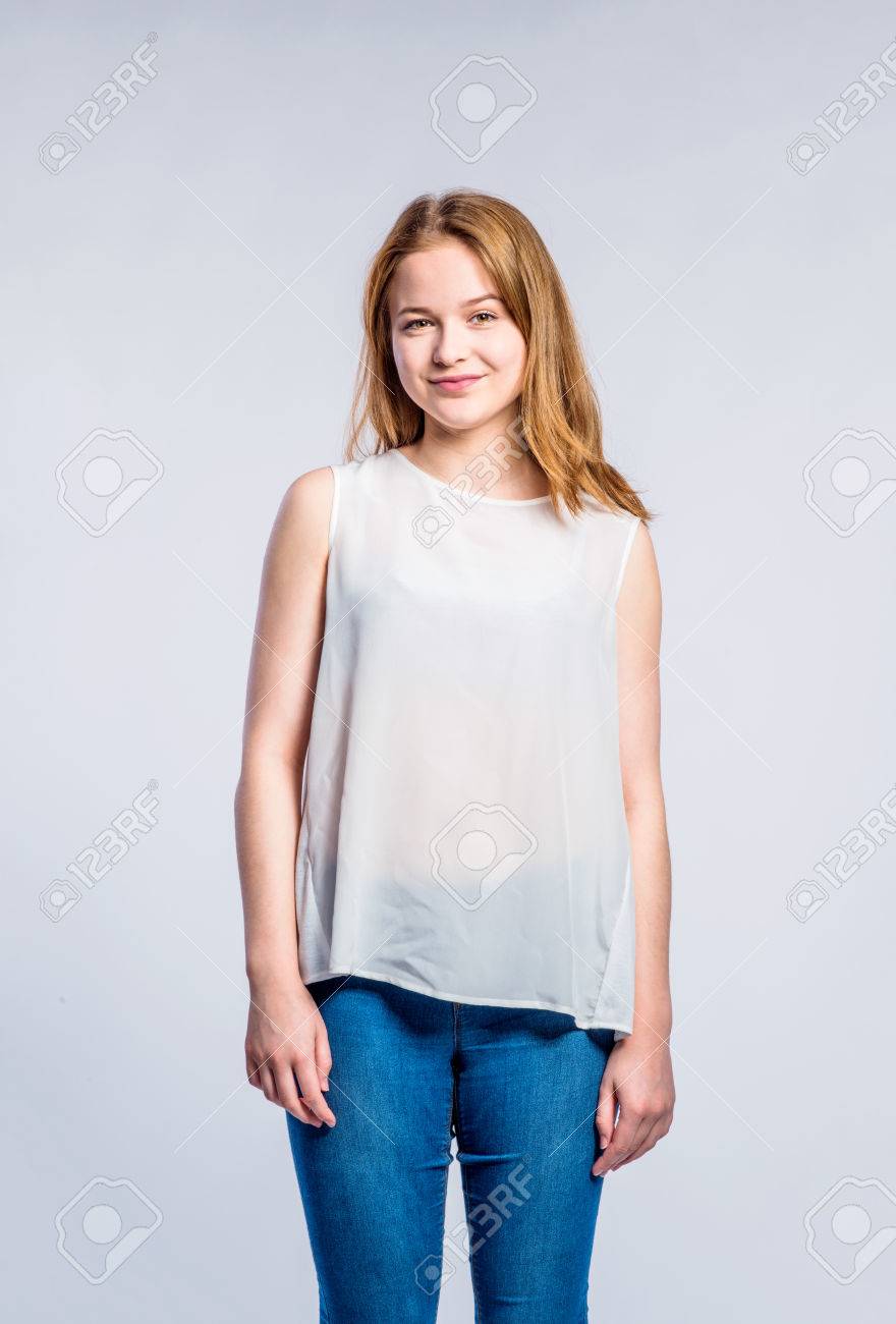 ジーンズと白のタンクトップ 若い女性は 灰色の背景に撮影スタジオで 10 代の少女 の写真素材 画像素材 Image