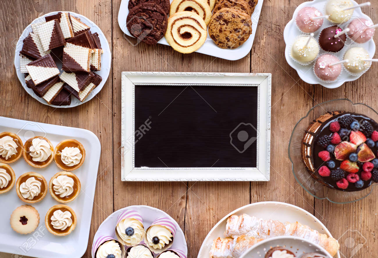 Tableau Avec Cadre Photo Gateau Petits Gateaux Tartelettes Biscuits Et Cakepops Studio Tourne Sur Un Fond En Bois Marron Espace Copie Flat Lay Banque D Images Et Photos Libres De Droits Image Tableau Avec Cadre Photo Gateau Petits Gateaux Tartelettes Biscuits Et Cakepops Studio Tourne Sur Un Fond En Bois Marron Espace Copie Flat Lay Banque D Images Et Photos Libres De Droits Image