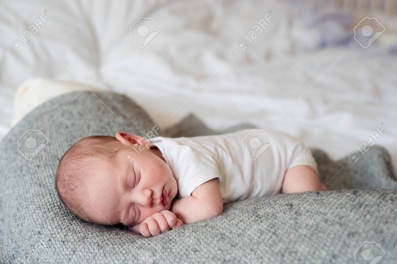 Mignon Petit Bebe Nouveau Ne Garcon Allonge Sur Le Lit Dormir Gros Plan Banque D Images Et Photos Libres De Droits Image