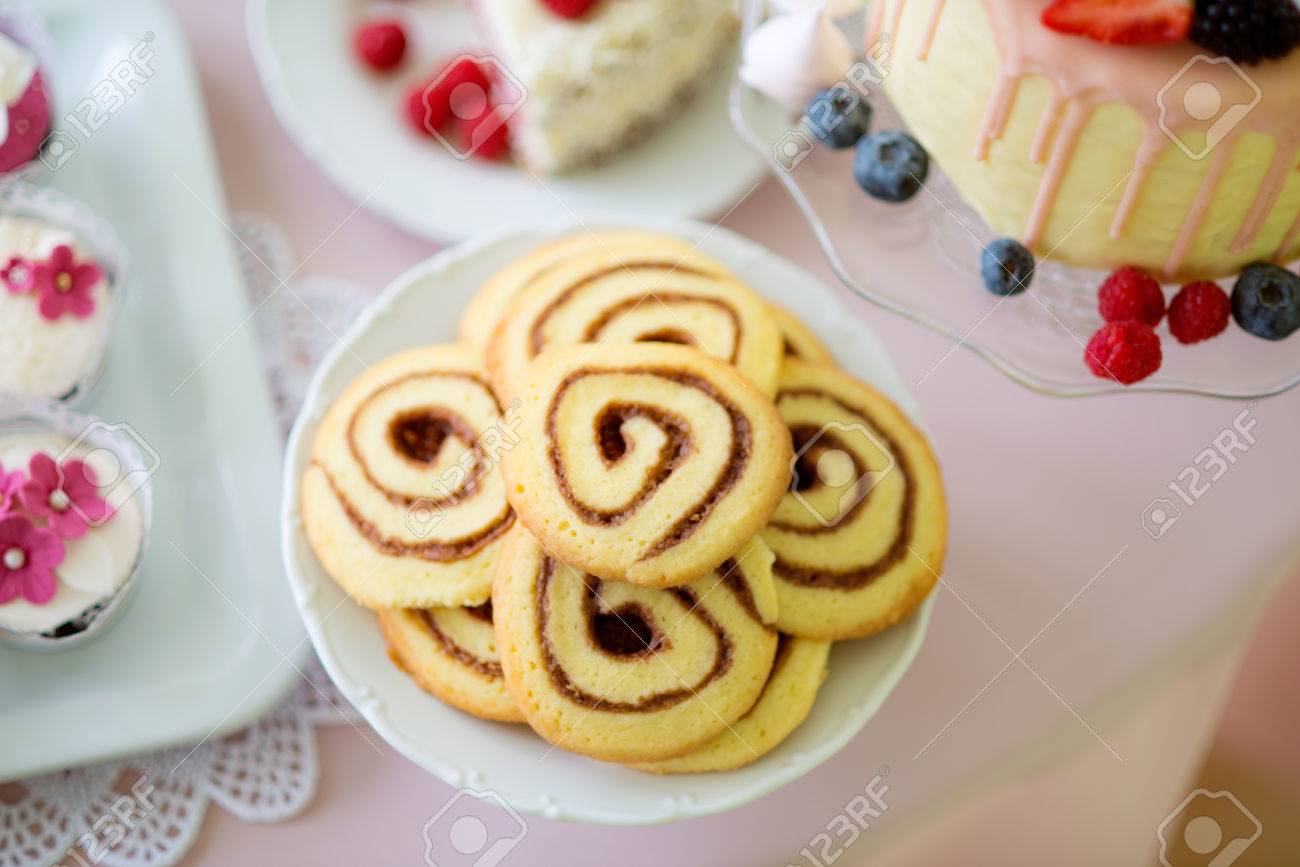 Les Cookies En Forme De Spirale Gateau Avec Des Baies Et Des Petits Gateaux Poses Sur Table Avec Nappe Rose Et Dentelle A La Main Studio Shot Banque D Images Et Photos Libres