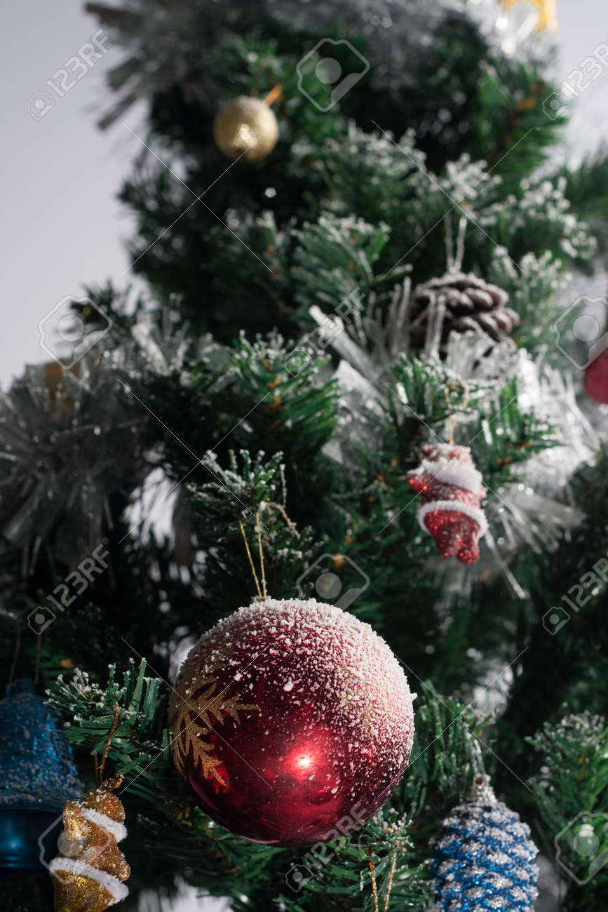 Vista da árvore de natal lindamente decorada