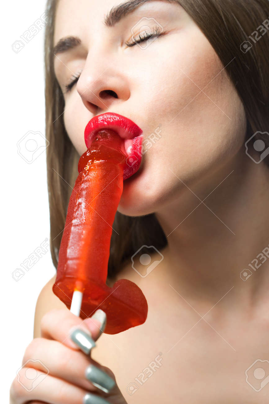 赤いディックロリポップを保持している赤い唇を持つセクシーな女性。コンセプトフェラ。の写真素材・画像素材 Image 159311878