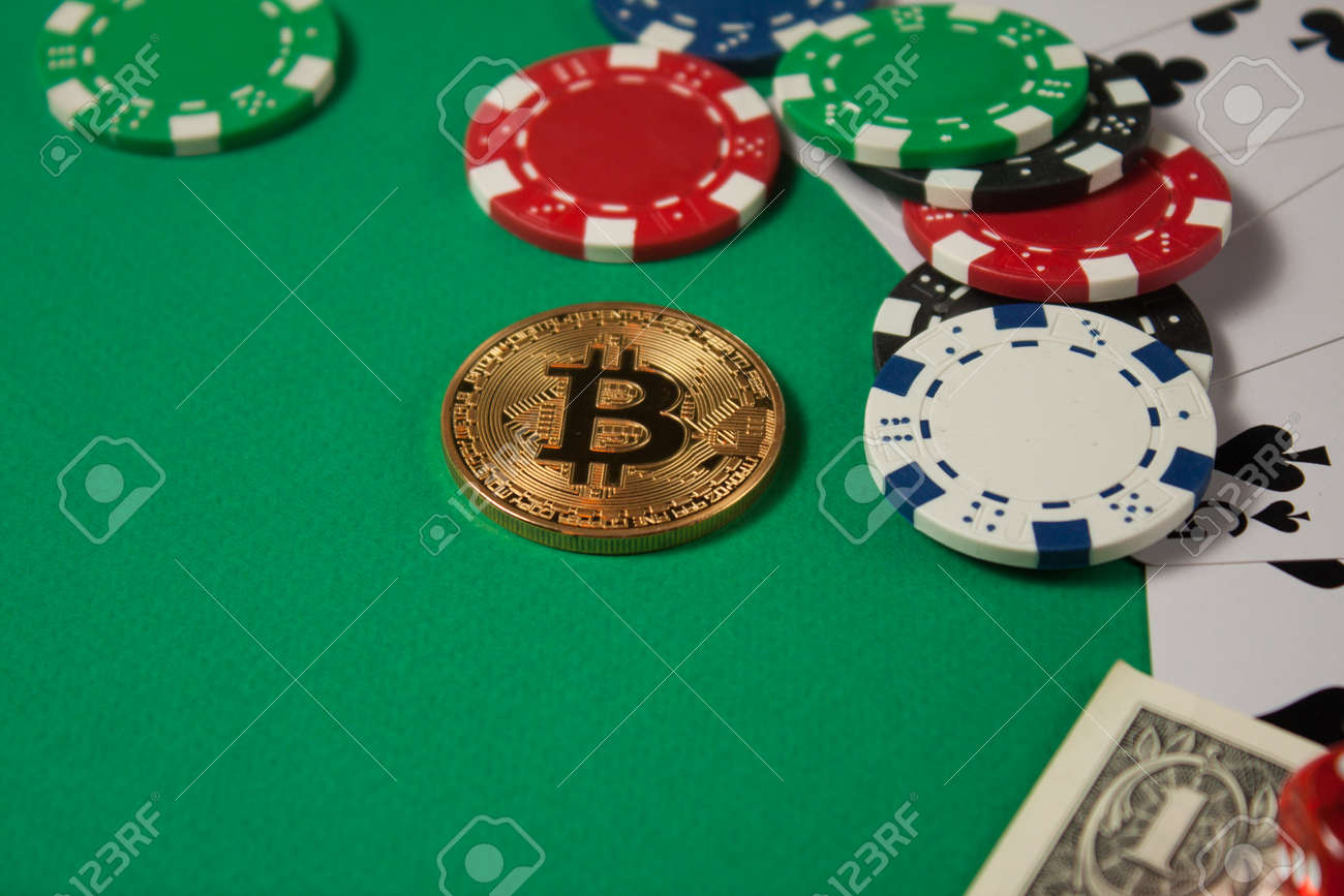 고전적인 카드 놀이, 칩, 비트코인, 달러는 녹색 배경에 있습니다. 도박 및 카지노 개념. 로열티 무료 사진, 그림, 이미지 그리고  스톡포토그래피. Image 169642858