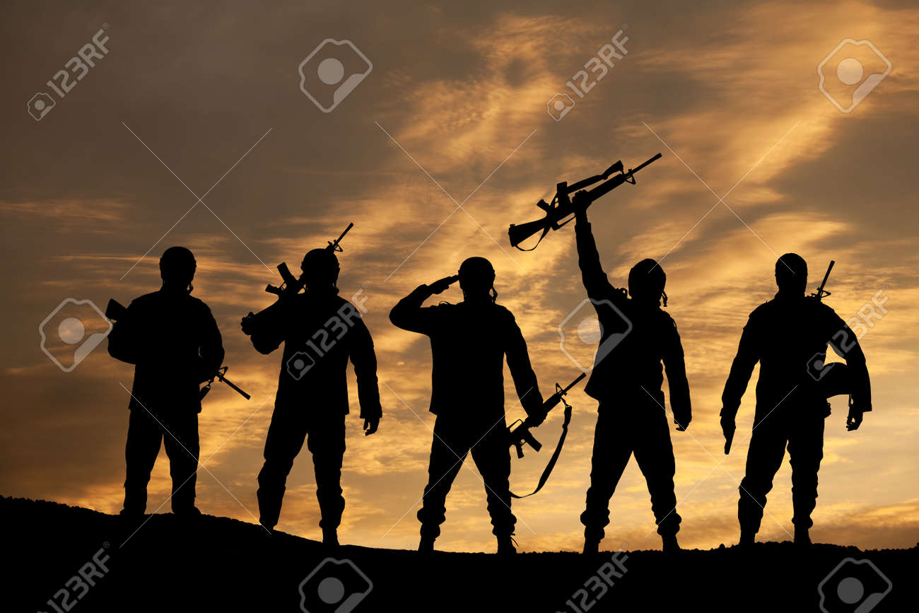 Silhuetas de soldados em pé contra o pano de fundo de um pôr do sol. cartão de saudação para o dia dos veteranos, memorial day, dia da independência. celebração dos eua. conceito - patriotismo, proteção, lembre-se de honra. - 186590109 Silhuetas de soldados em pé contra o pano de fundo de um pôr do sol. cartão de saudação para o dia dos veteranos, memorial day, dia da independência. celebração dos eua. conceito - patriotismo, proteção, lembre-se de honra. - 186590109